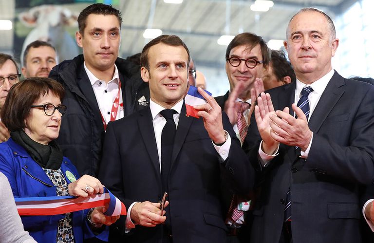 Christiane Lambert (links), voorzitter van de FNSEA, samen met de Franse president Emmanuel Macron (midden) tijdens de officiële opening van de Salon international de l'Agriculture in Parijs. - Foto: ANP
