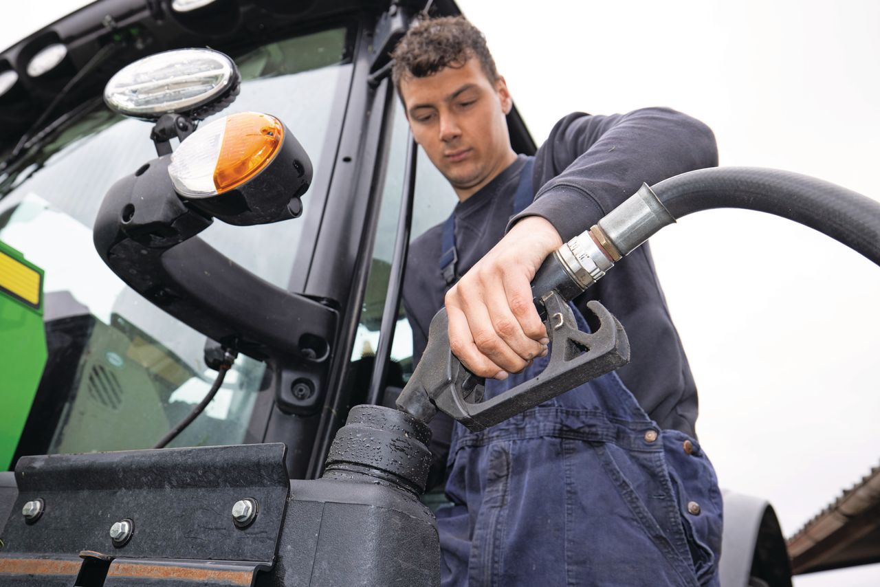 Rode diesel werd in 2013 afgeschaft. Sindsdien gebruiken landbouwers gewone diesel met hogere accijnzen. Het kabinet wil dit terugdraaien. Foto: Peter Roek