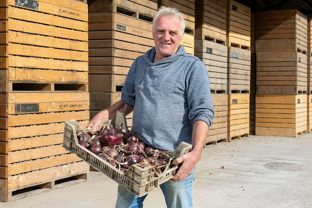 Guus Loman heeft een akkerbouwbedrijf in Rutten (NOP) met pootaardappelen, uien en wat bieten. - Foto: Ruud Ploeg