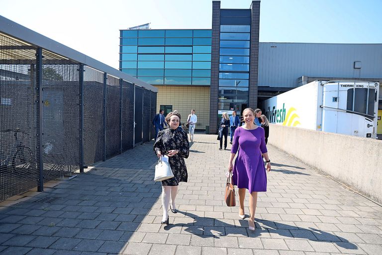 Staatssecretaris Alexandra Van Huffelen (Financien) en minister Carola Schouten (LNV) brachten een werkbezoek aan Dailyfresh in Hoek van Holland. Dailyfresh exporteert veel naar het VK. Foto: Dennis Wisse