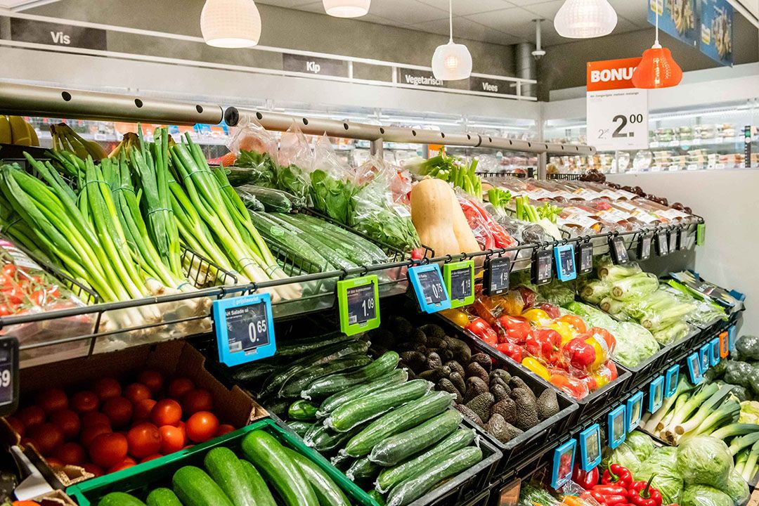 Groente-afdeling met gangbare en biologische producten. Albert Heijn heeft het grootste aanbod biologisch in de schappen. - Foto: Albert Heijn