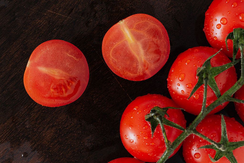 Naar tomaten zijn veel studies gedaan die lijken aan te tonen dat het vitamine C-gehalte verhoogd kan worden met verschillende regeneratieve methodes. Foto: Canva