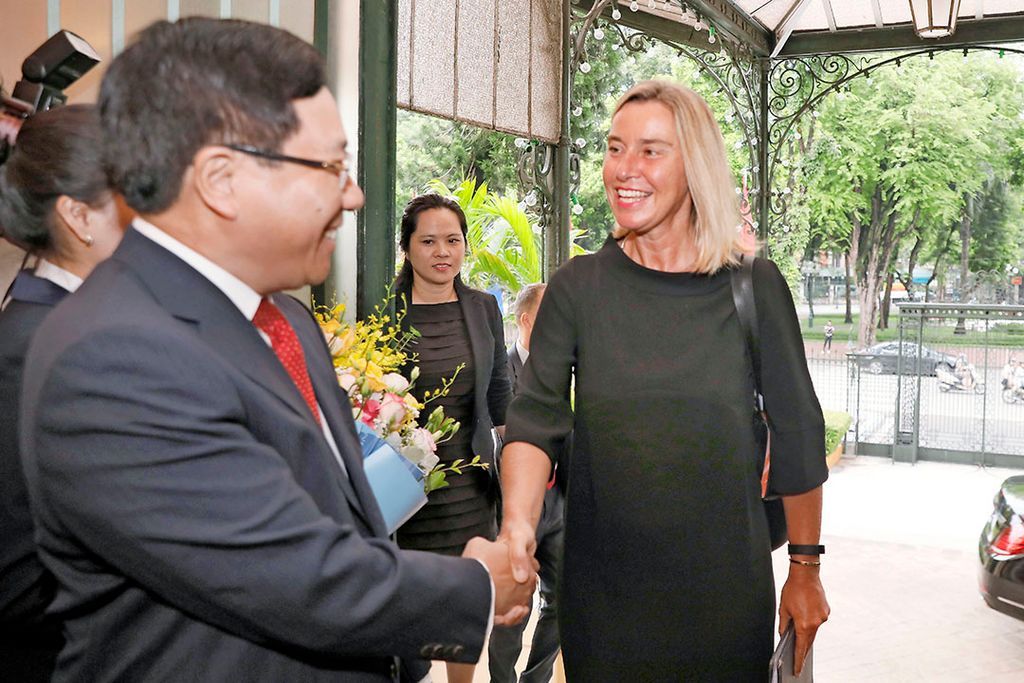 Vietnamese minister van buitenlandse zaken Pham Binh Minh (links) schudt Federica Mogherini (rechts), vice-president van de Europese Commissie, de hand. - Foto: ANP