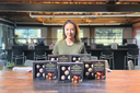 Cecilia Chang, commerciële directeur van Mission Barns, met de gehaktballen waarin gecultiveerd varkensvet is verwerkt. Foto: Mission Barns