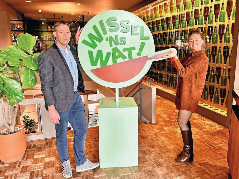 Floris de Graad (Vegetariërsbond) en Isabel Boerdam (Stichting Week Zonder Vlees) presenteren de nieuwe campagne Wissel 'ns Wat. Foto: Stichting Week Zonder Vlees