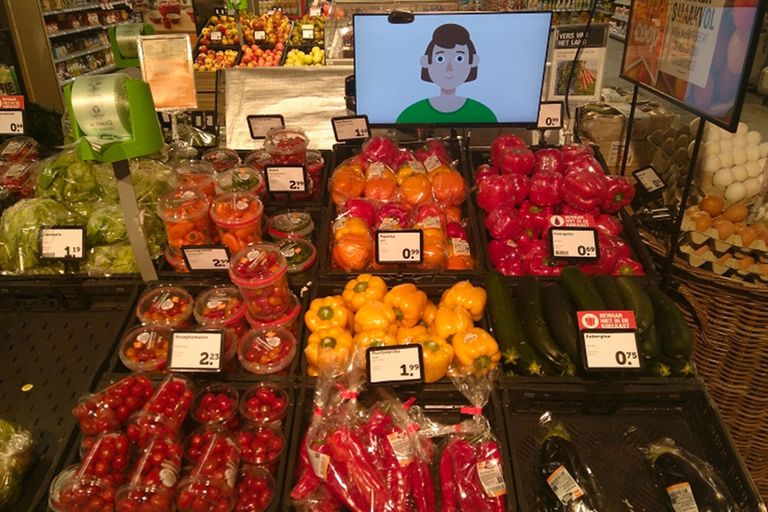 Een geanimeerd karakter wordt getoond boven de groenten en ‘kijkt’ mee welke producten er worden gekozen. Foto: Supreme Nudge
