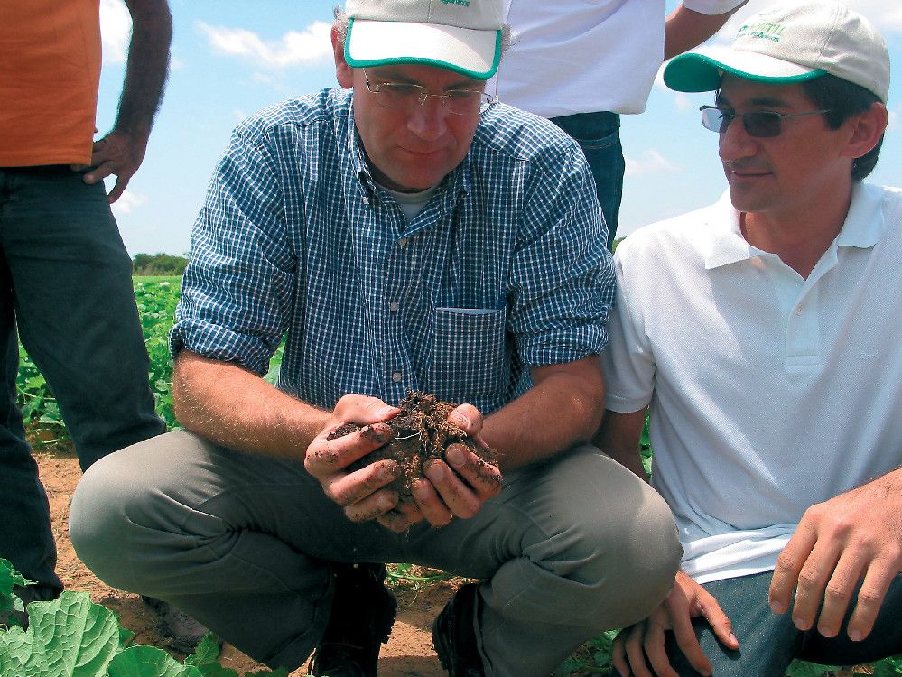 Volkert Engelsman (midden): "Alle externe maatschappelijke kosten bij de voedselproductie  volledig zichtbaar, gemonetariseerd en verrekend in de kostprijs." - Foto: Groenten & Fruit/Frans Lindenkamp