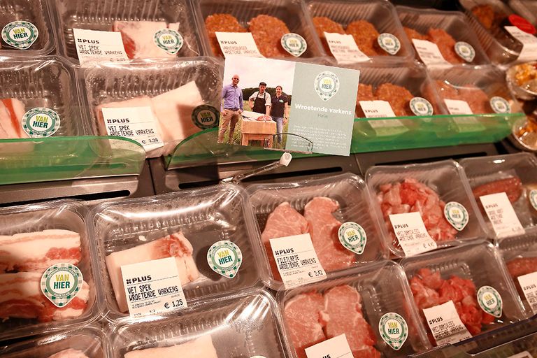 Het varkensvlees in de schappen van de Plus-supermarkt van Pieter Stam in Ruurlo.