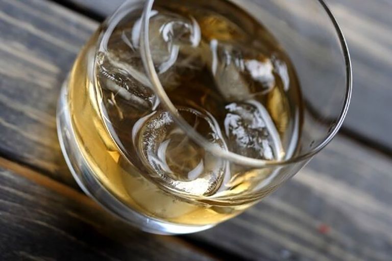 De grootste daling doet zich voor bij alcoholische dranken, met name whiskey, waarvan de export in de eerste vijf maanden van dit jaar met ruim 21% is gedaald. Foto: Canva