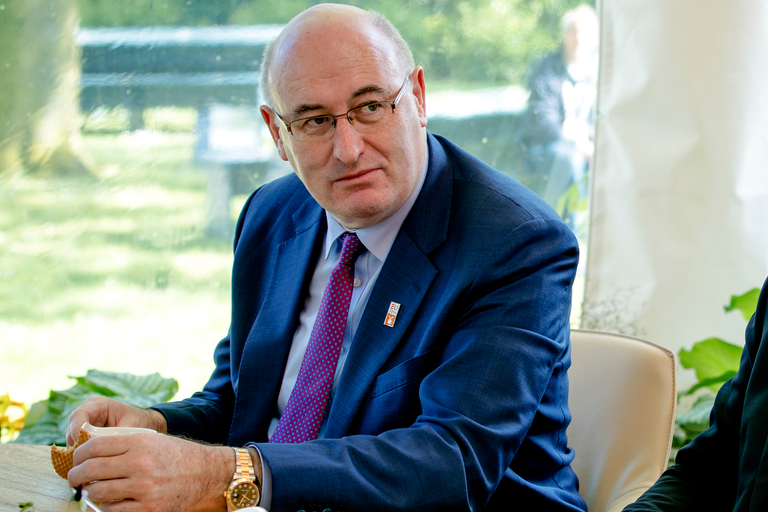 Phil Hogan op de bijeenkomst van EU-landbouwministers in Amsterdam.</p> <p><em>Foto: ANP</em>