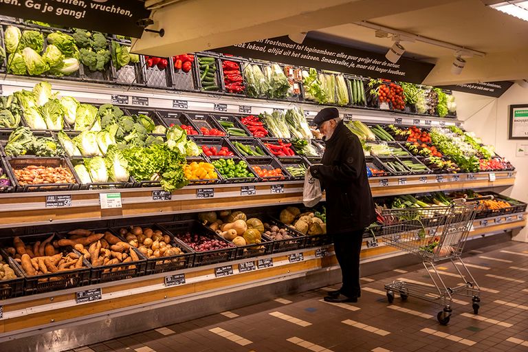 De verwachting is dat de komende tijd de consumenten niet massaal zullen overstappen op biologische producten, - Foto: Roel DIjkstra