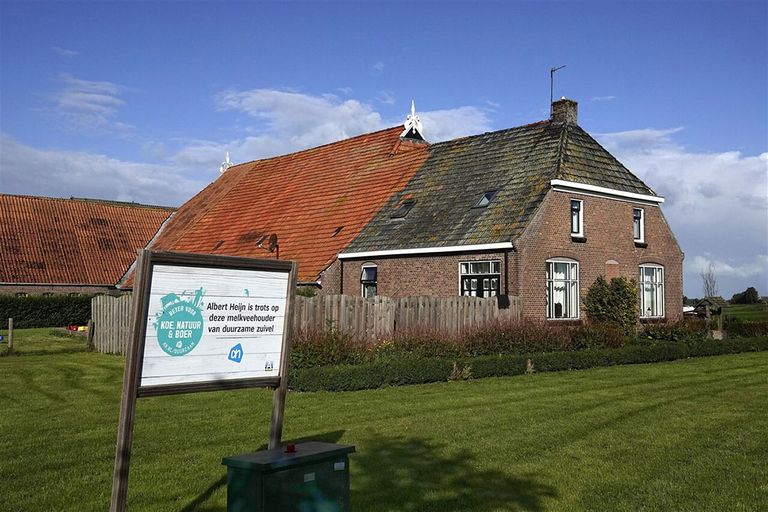 Supermarkten, bedrijven in de voedingsindustrie en boeren werken nu al samen en maken afspraken wat betreft duurzaam produceren. Ook dit melkveebedrijf in Overijssel dat melk levert voor het 'Beter voor Koe, Natuur en Boer'-programma van AH. - Foto: ANP