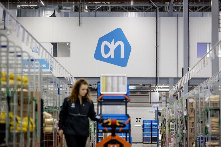 Een medewerker bezig met orderverzamelen in het Home Shop Center van Albert Heijn. Vanuit dit gebouw bezorgt de supermarktketen wekelijks tienduizenden bestellingen bij hun klanten. - Foto: ANP