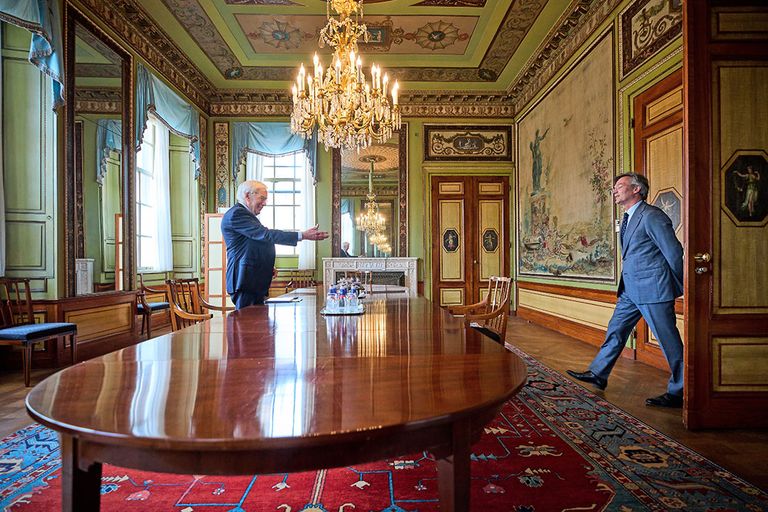 Informateur Herman Tjeenk Willink ontvangt president Arno Visser van de Algemene Rekenkamer. - Foto: ANP