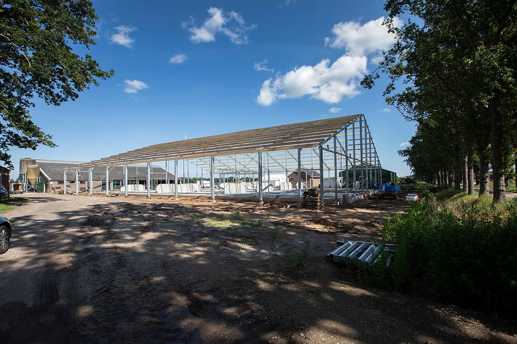 Grote investeringen zoals nieuwbouw van stallen en andere gebouwen zijn net als overnames belangrijke momenten voor de financiering van een bedrijf. - Foto: Hans Banus