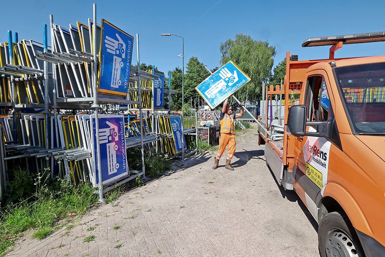 Het bedrijf dat de vervoersverbodborden plaatst en opslaat heeft het nog steeds druk met alle vogelgriepuitbraken. - Foto: Bert Jansen