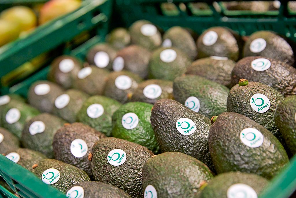 Avocado's met een beschermlaag voor de houdbaarheid. - Foto: Colruyt Group