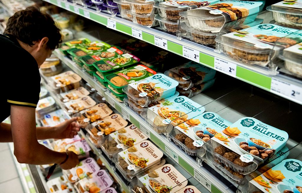 Vleesvervangers in de schappen bij een supermarkt. De verkopen van deze producten wordt steeds populairder. - Foto: ANP