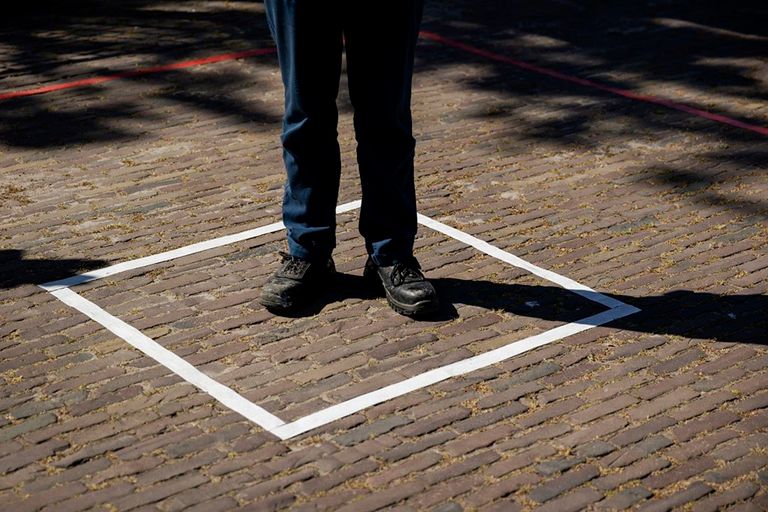 Bedrijven moeten de anderhalvemetermaatregelen zichtbaar toepassen. - Foto: ANP