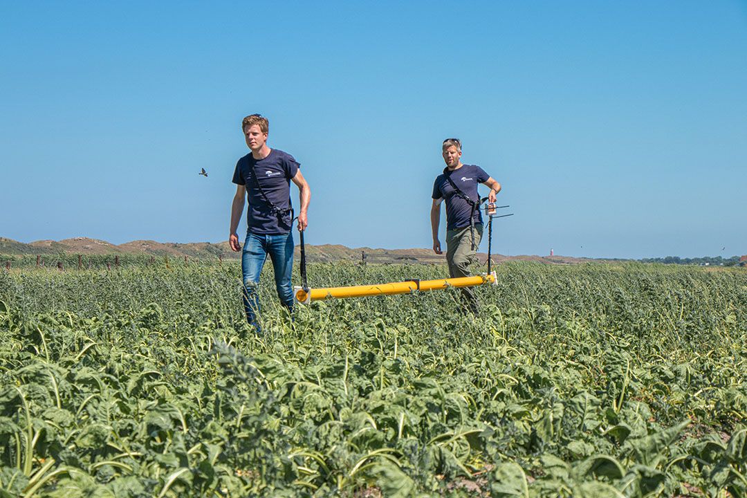 Onderzoeksteam Acacia Water meet hier de zoutconcentraties van het ondiepe grondwater met behulp van geofysica. - Foto: Acacia Water