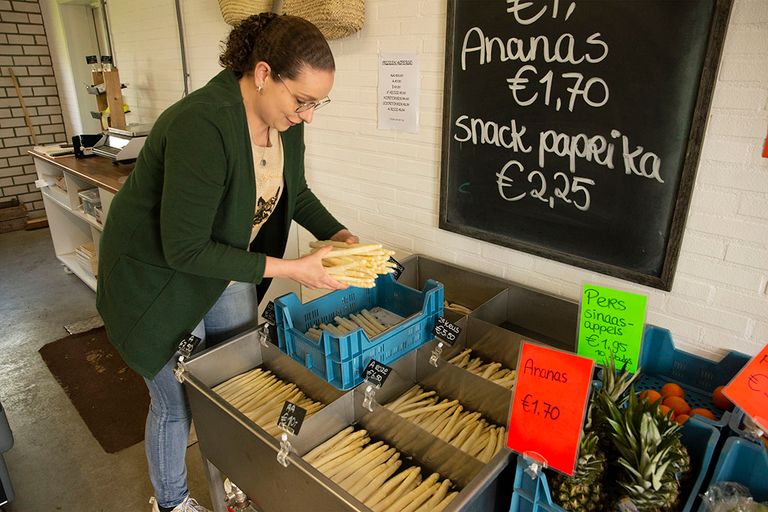 Chantal Bollen aan het werk in haar boerderijwinkel in Ospel (L.) - Foto: Twan Wiermans