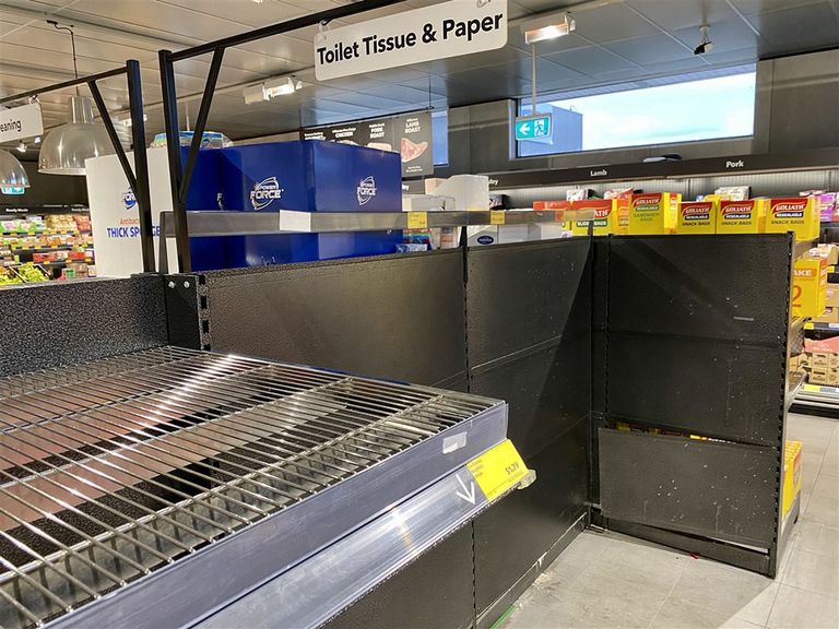 Lege schappen bij een Brits Aldi-filiaal tijdens de coronacrisis. Foto: ANP