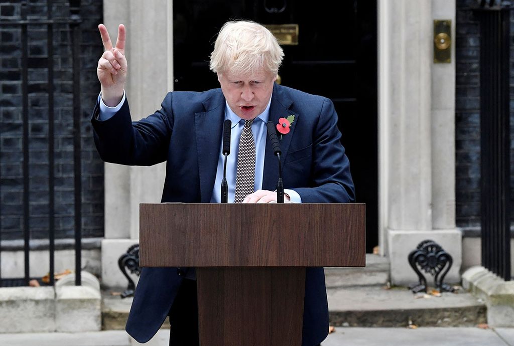 De Britse premier Boris Johnson voor zijn ambtswoning in Londen. - Foto: ANP