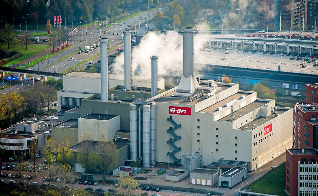 De Roka centrale van Eon in Rotterdam levert al langere tijd restwarmte voor de kassen in Bergschenhoek en Bleiswijk. - Foto: ANP