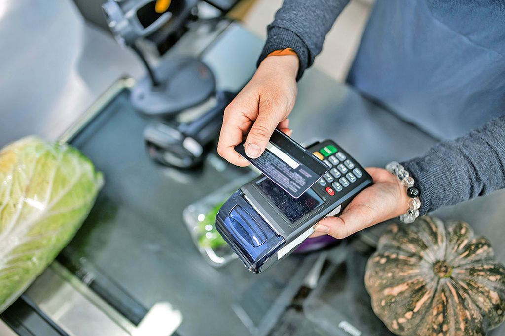 Pinnen aan de kassa van een supermarkt. Uit onderzoek door ING blijkt dat consumenten op hun dagelijkse aankopen besparen. Foto: Canva/Kong Ding Chek