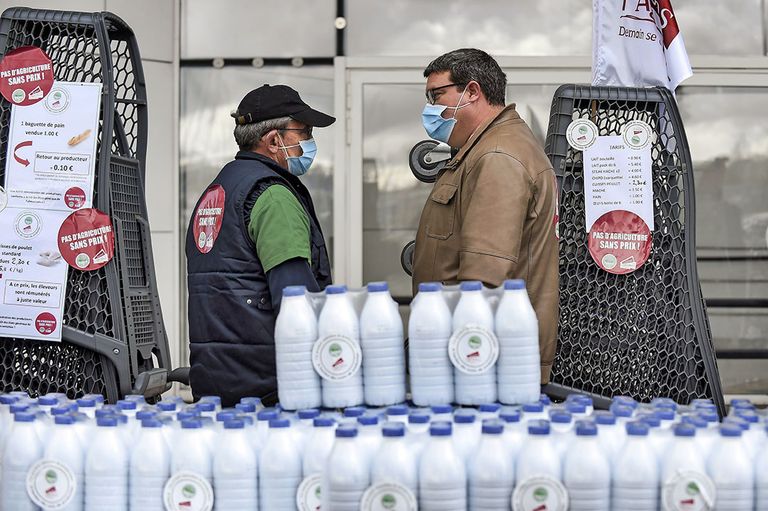 Boeren verkopen hun producten (eieren, melk, brood, salade en vlees) voor een E.Leclerc-supermarkt om de lage prijzen van grote retailers aan de kaak te stellen. Foto: ANP