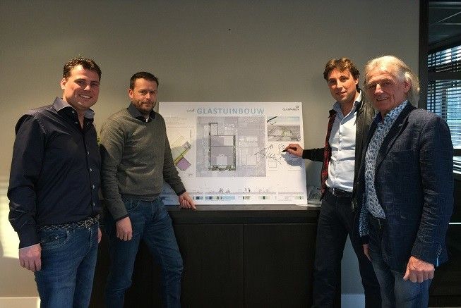 De ondernemers Van den Bosch en projectontwikkelaar Wayland Developments bij de ondertekening van de grondverkoop. Vlnr: Patrick van den Bosch, Arnaud van der Eijk (Wayland), Peter van den Bosch en Jan van den Bosch.