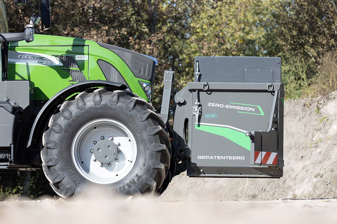 De Fendt-trekker wordt uitgerust met een accu onder de motorkap en er hangt een verwisselbare accu in de fronthef van de trekker. Foto: Bob Karsten