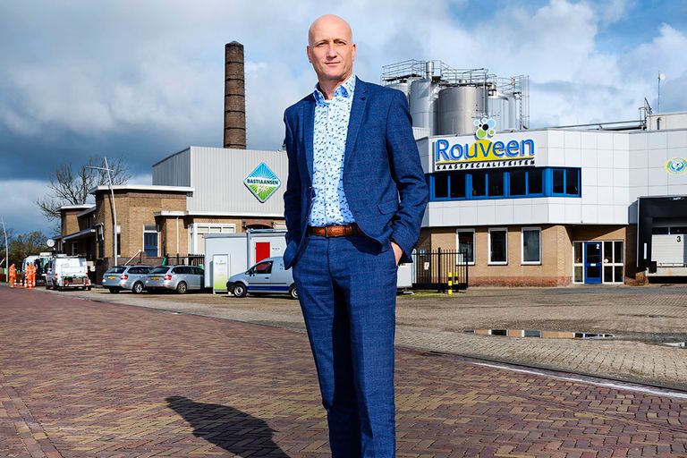 Klaas Hokse (48) werkt sinds 1992 bij Rouveen Kaasspecialiteiten en is nu 5 jaar algemeen directeur. De coöperatie telt 260 leden-melkveehouders, waarvan 60 biologisch. De meeste bedrijven bevinden zich in een straal van 25 kilometer rond de fabriek.