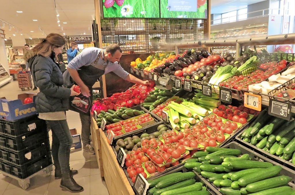 Supermarktprijs komkommer is stabiel door contractverkoop. De prijs varieert van  ¬ 0,59 tot ¬ 0,89 per stuk. - Foto: Ton van der Scheer.