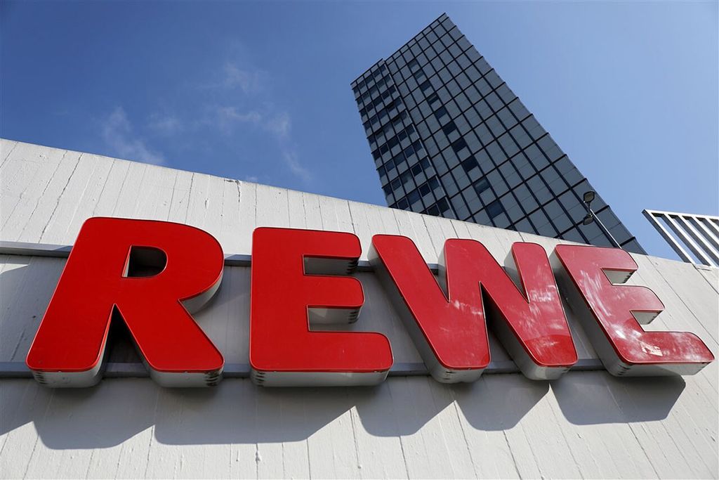 Met het streven naar voornamelijk Duits varkensvlees in de schappen wil Rewe Group een voorbeeld stellen voor het ondersteunen van de lokale landbouw. - Foto: ANP/Oliver Berg