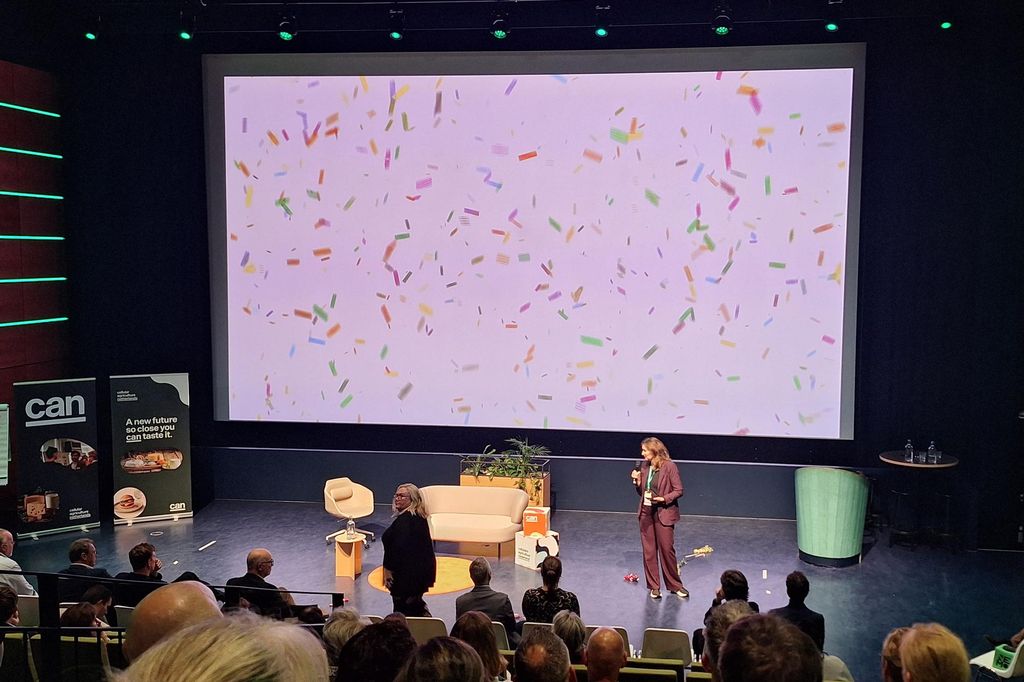 Marese Oosterman, voorzitter van de stichting Cellulaire Agricultuur Nederland, sluit de conferentie af met slingers om de markttoelating van Fermotein van The Protein Brewery te vieren. Foto: Chris Polkamp