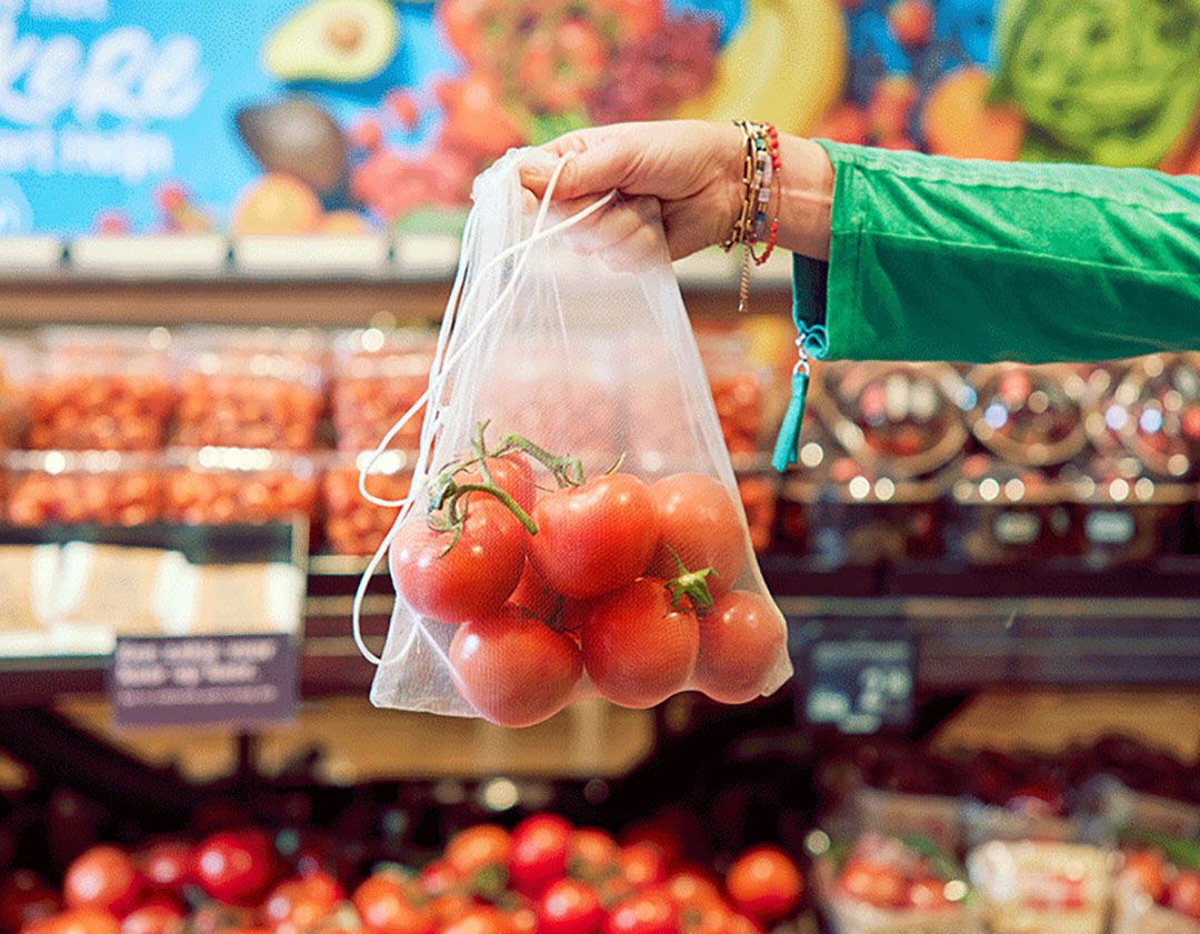 Albert Heijn vervangt plastic hemdzakjes voor een nylon alternatief. - Foto: Albert Heijn