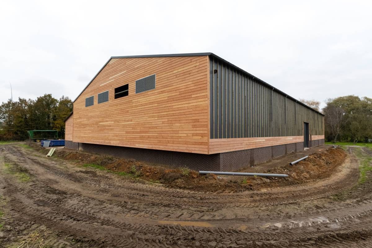 Op het bedrijf van Van de Bool wordt hard gewerkt aan de afronding van de nieuwe loods. Foto: Bram Becks Fotografie