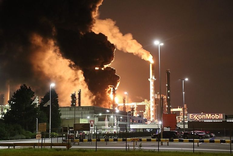Brand raffinaderij ExxonMobile in de Botlek - Foto: ANP