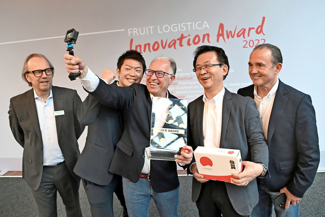 Pedro Ruiz van Granmada La palma maakt een selfie met zijn Japanse partners na het winnen van de Fruit Logistica Innovation Award 2022. - Foto: Volkmar Otto