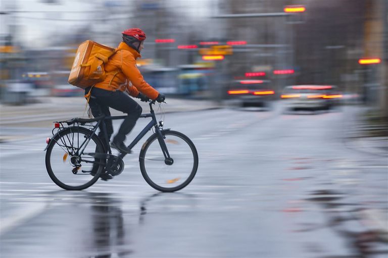 Het Duitse Lieferando wil snel opschalen in online boodschappen door ook voor online retailers producten te gaan bezorgen.  - Foto: ANP