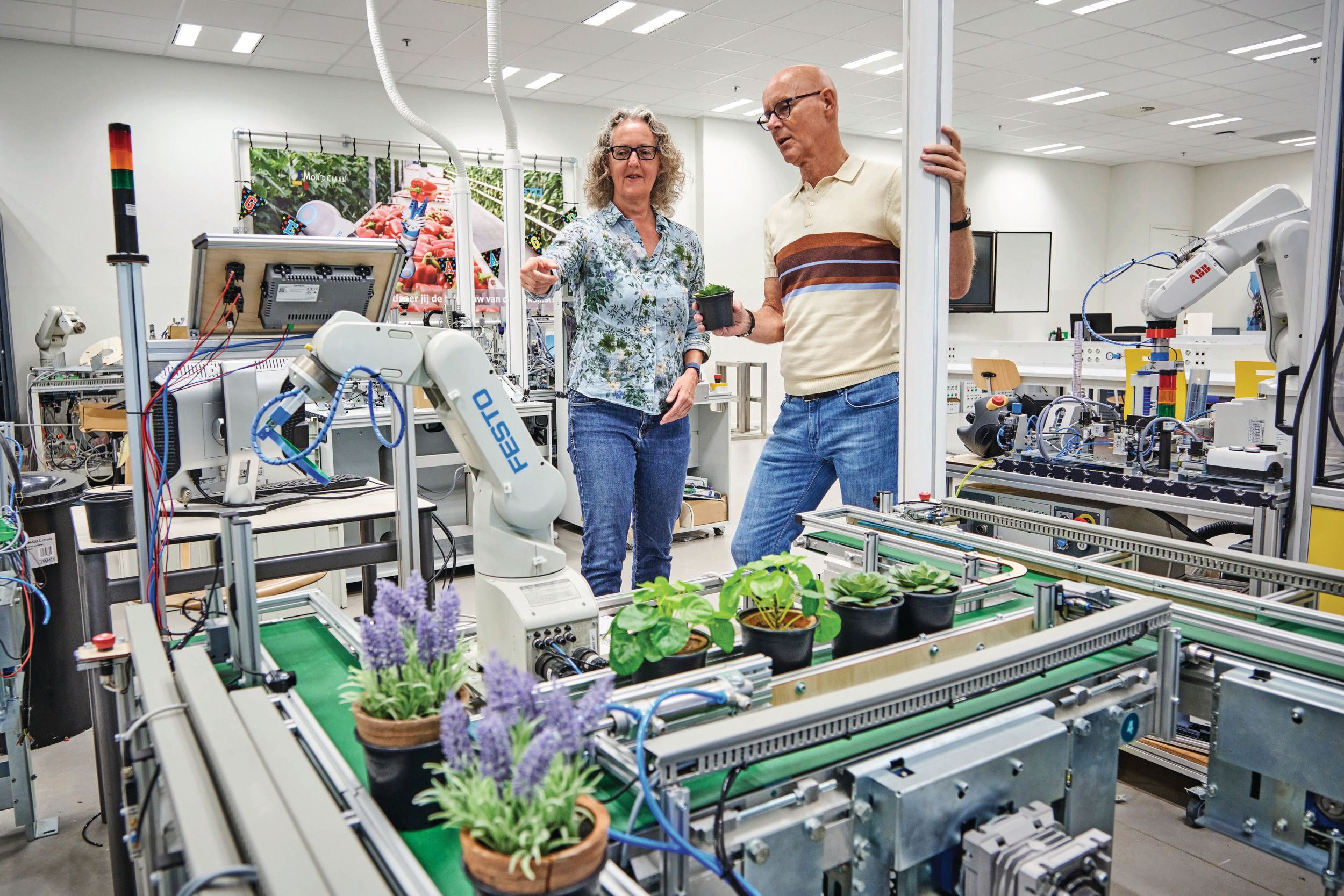 Colina de Beer en Maurice Wubben zien in de sierteelt de meeste ontwikkeling op gebied van robotisering. – Foto: Fred Libochant Fotografie