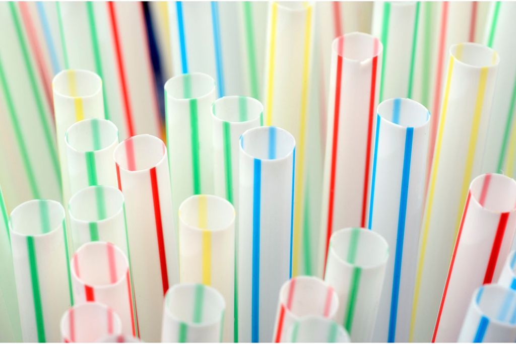 Er is een aantal kansrijke materialen, maar er is geen volwaardig alternatief voor de plastic rietjes. Foto: Canva