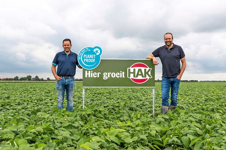 Telers Pieter Pateer en Anne Douwe van der Zee in de bruine bonen. Foto: HAK