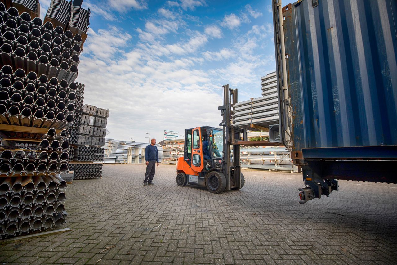 De uitvoer van kasmaterialen is met € 2,7 miljard in waarde bijna even groot als die van landbouwmachines, blijkt uit de overzichten. Foto: Roel Dijkstra