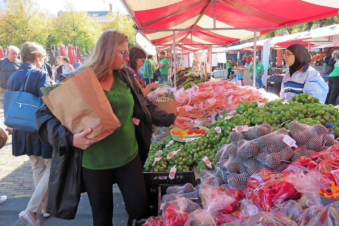 Vrouwen eten iets meer groente en een stuk meer fruit dan mannen. - Foto: Ton van der Scheer