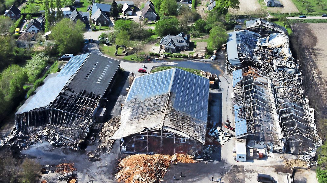 Na een grote brand bij zonnepanelen in Friesland was onduidelijk hoe schadelijk de deeltjes zijn en wie verantwoordelijk is voor het opruimen en de kosten hiervan. - Foto: ANP