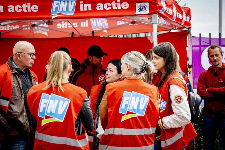 Zowel in de zuivelindustrie als bij de distributiecentra van Albert Heijn wordt gestaakt voor hoger loon. - Foto: ANP