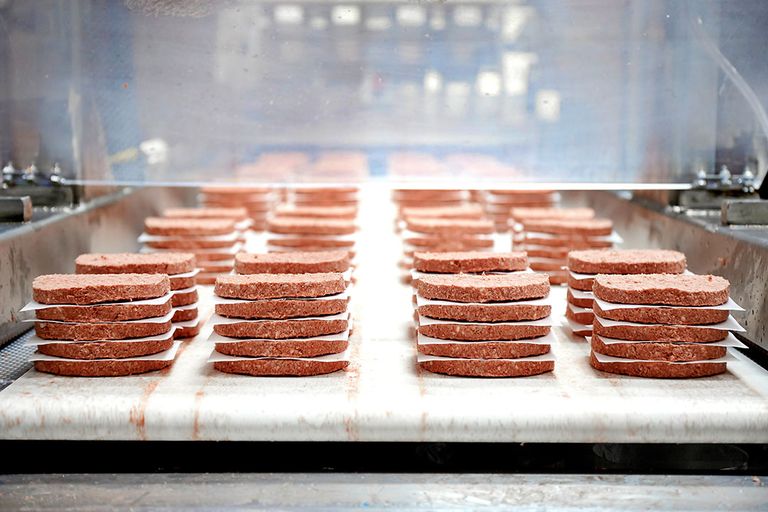 Productielijn voor hamburgers van van vleesvervangers bij Impossible Foods. Er zijn allerlei nieuwe voedselbronnen, zoals onder meer plantaardige vlees- en zuivelvervangers en voedingsmiddelen die zijn gebaseerd op insecten en algen. - Foto: Impossible Foods