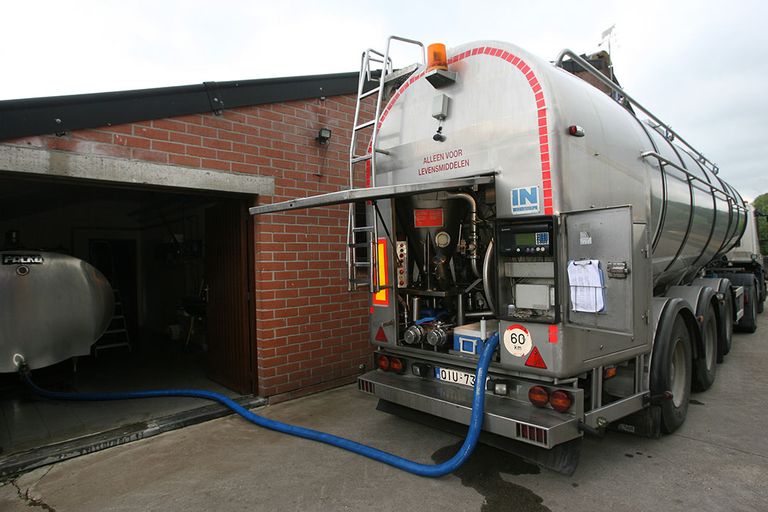 RMO van Milcobel haalt melk op bij een melkveehouder. - Foto: Peter Roek